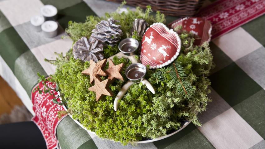 moderner Adventskranz mit Moos