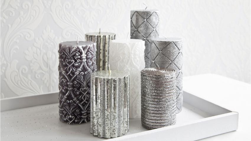 Stumpenkerzen im silbernen Metallic-Look