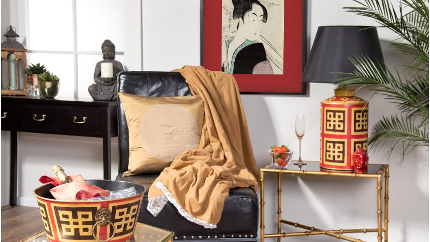 Goldener Beistelltisch in einem Wohnzimmer