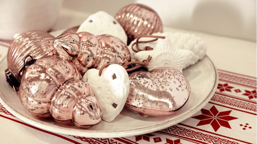 Weihnachtskugeln in Kupfer und Weiß als nostalgischer Christbaumschmuck