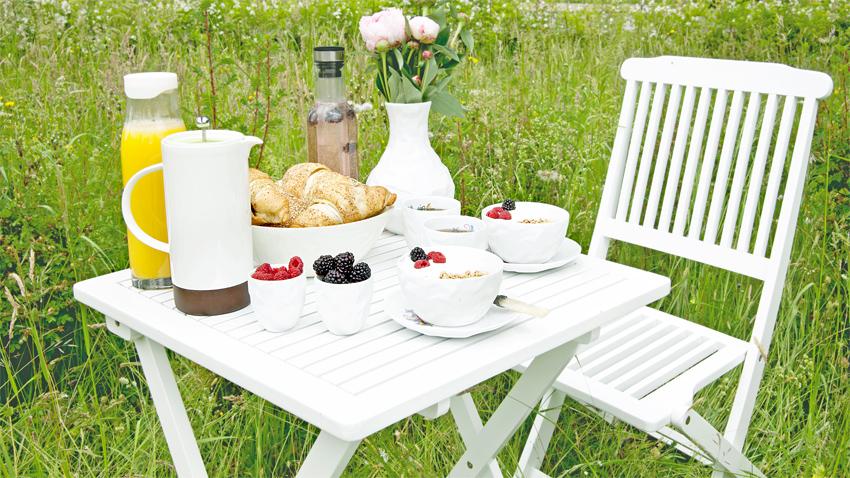 Klappsessel und Tisch in Weiß im Grünen