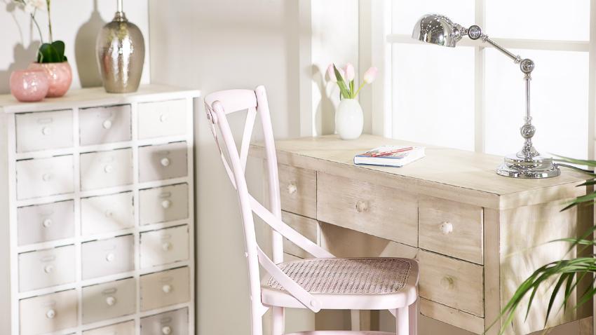 Bürostuhl Pink in Kombination mit hellen Holzmöbeln