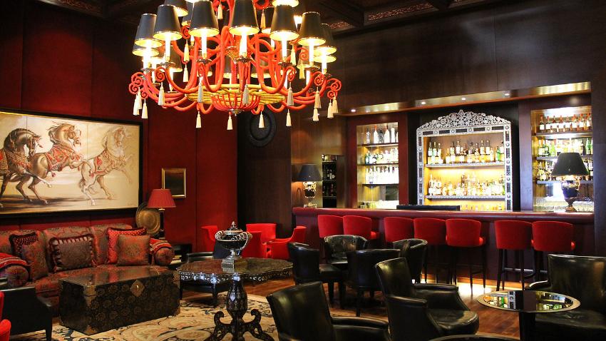 Barhocker Rot in Restaurant mit Exzentrik-Stil