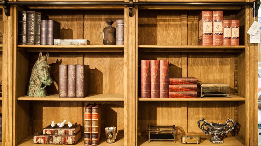 Offener Schrank Massivholz mit Büchern und Dekoration