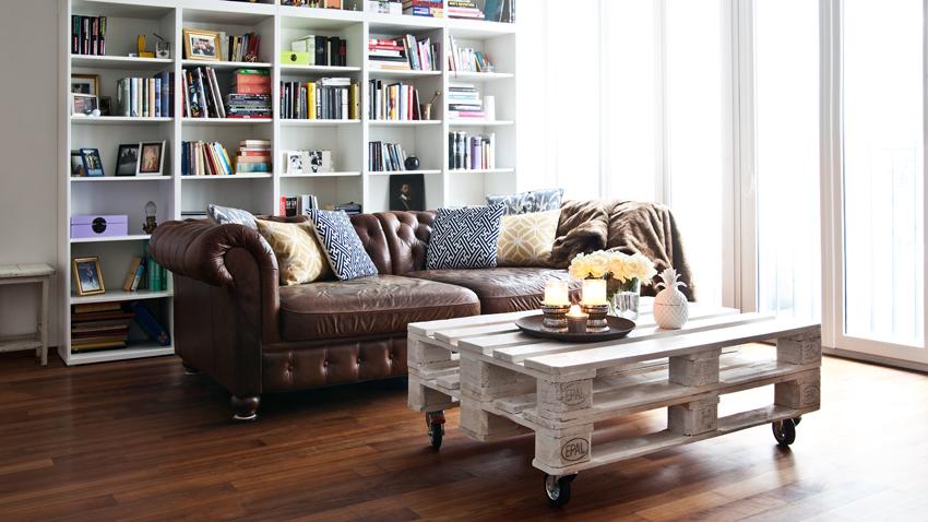 italienisches Ledersofa mit Deko-Kissen und Tagesdecke