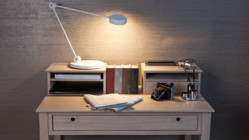 Schreibtisch aus Holz - Büro mit Lampe