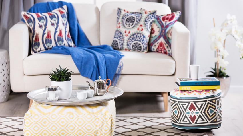 Orientalische Kissen mit Sofa