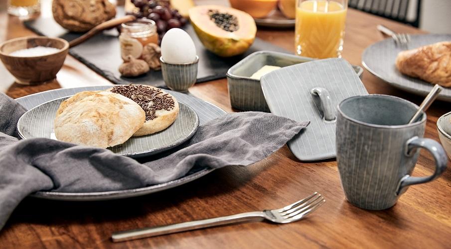 Frühstücksset Geschirr gedeckter Tisch skandinavischer stil