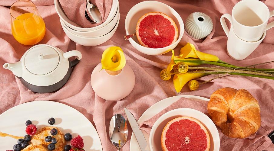 Frühstücksset Geschirr gedeckter Tisch romantisch sommerlich rosa