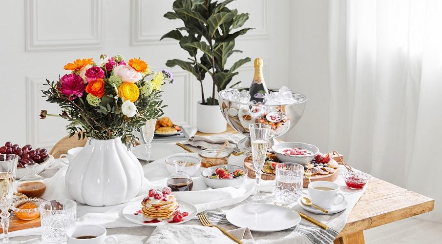 Frühstücksset Geschirr gedeckter Tisch Landhausstil