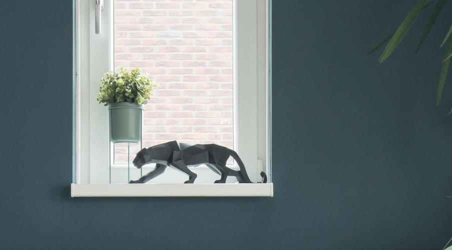 Origami Panther auf Fensterbank