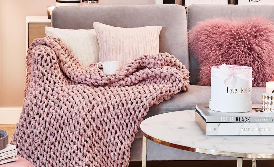 Girly Look mit Couchtisch