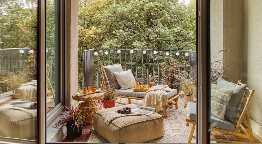 Boho Balkon mit Lichterkette
