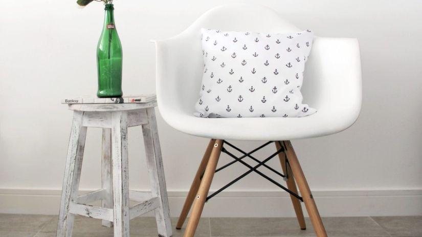 Fauteuil moderne avec des pieds en bois