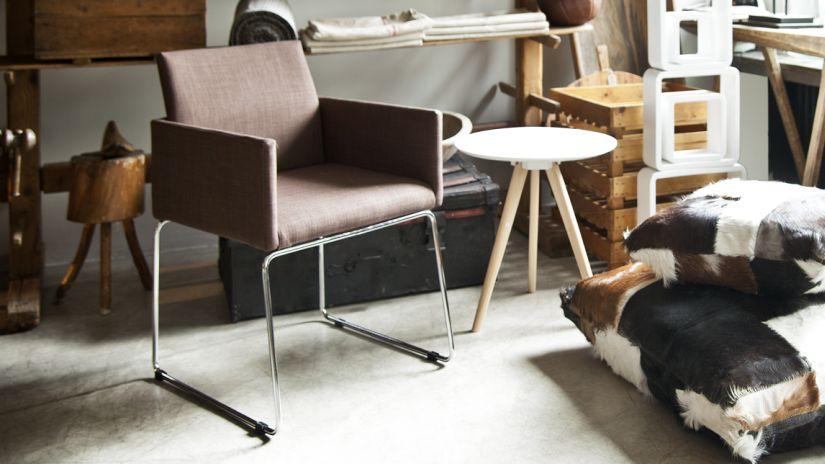 fauteuil avec pieds en métal