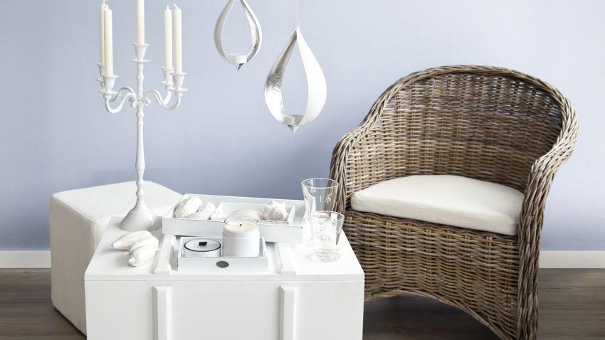 fauteuil rotin et décoration blanche