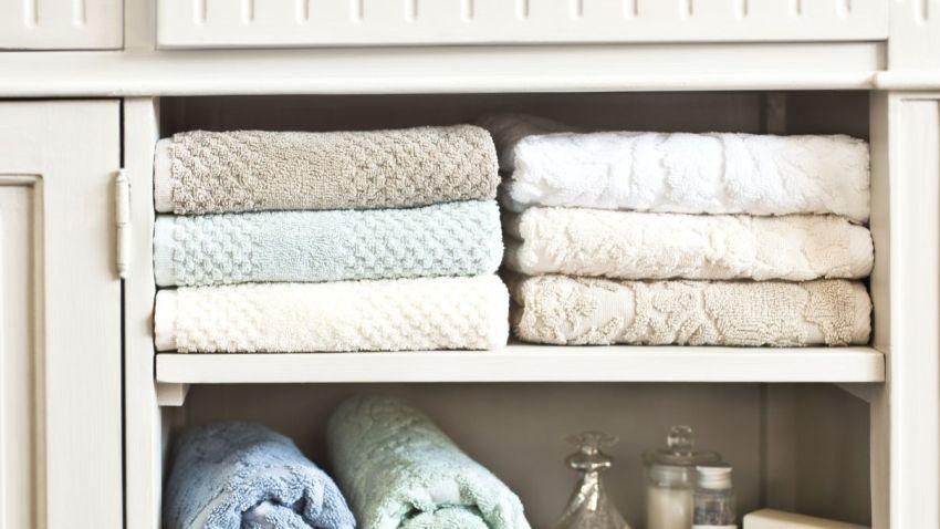 Serviettes de toilette pliées armoire