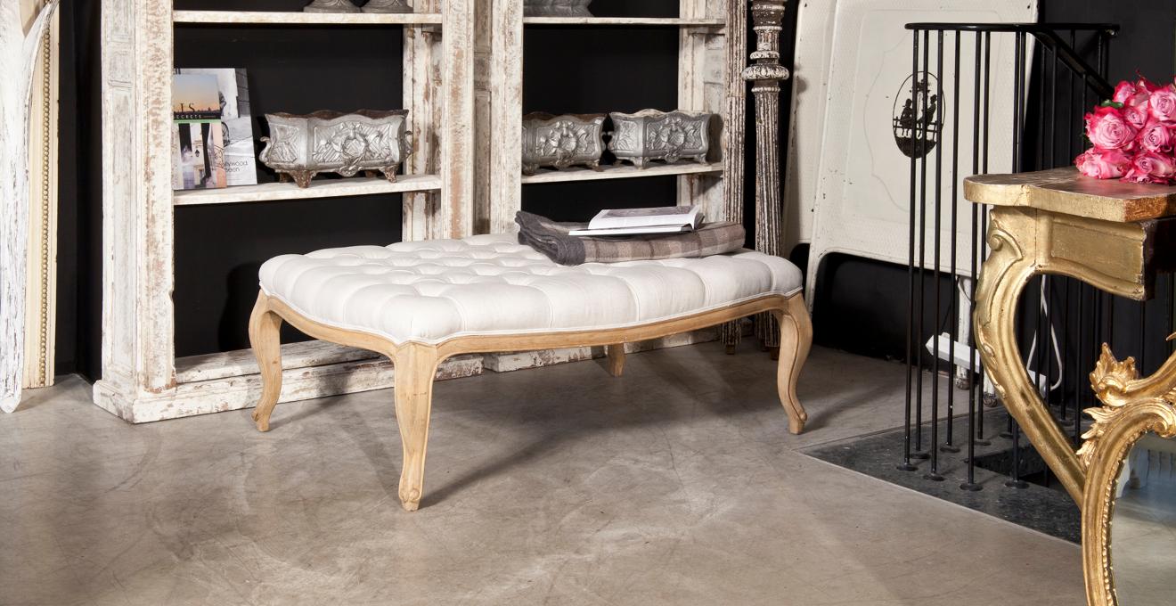 banquette ancienne beige et bois