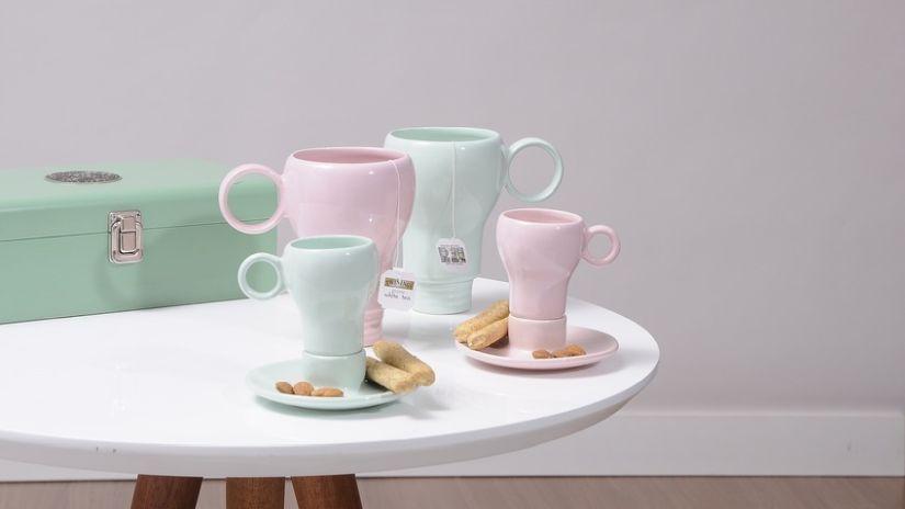Tasses de couleur pastel en porcelaine