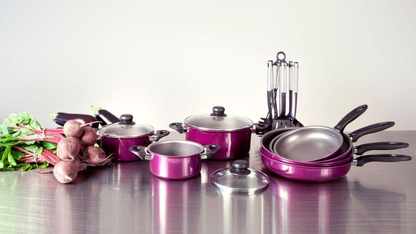 Cocotte en fonte et ustensiles de cuissson