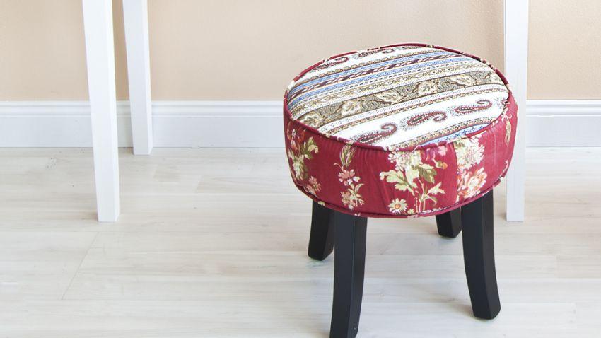 Marchepied en tissu rouge à motifs