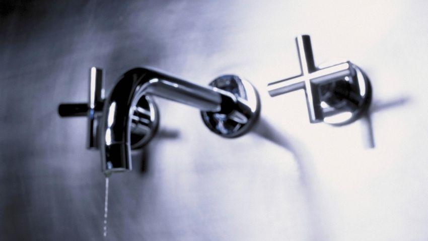 Mitigeur de lavabo en métal gris