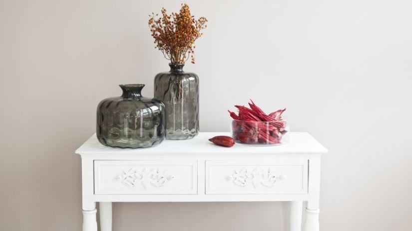 Vases gris en verre transparent
