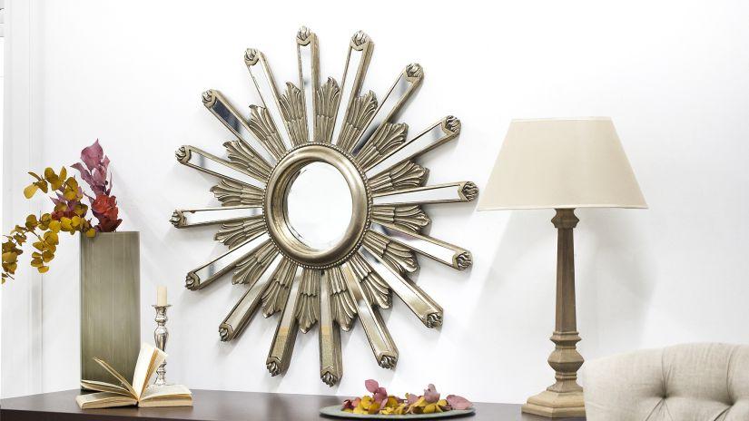 Miroir en bois en forme de soleil