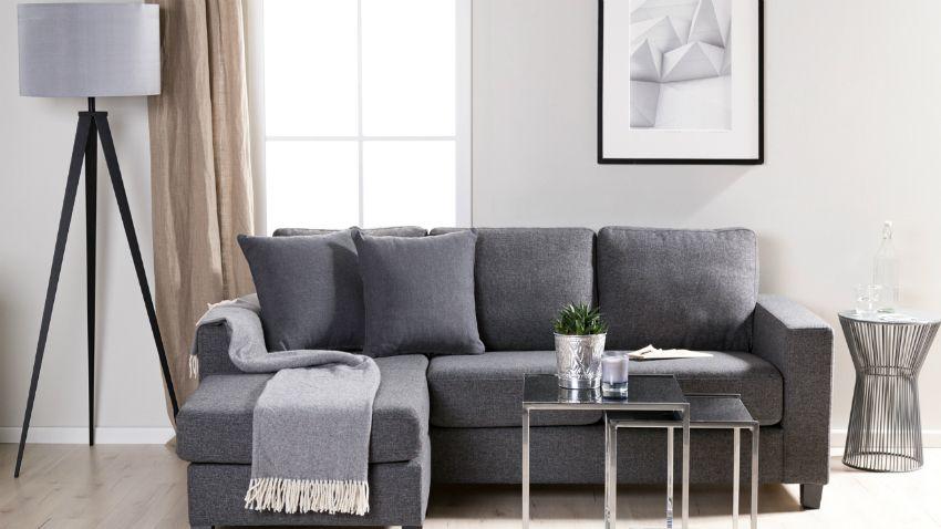 Coussins carrés gris sur un canapé
