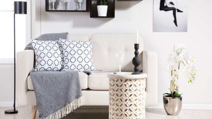 Gros coussin gris à motifs