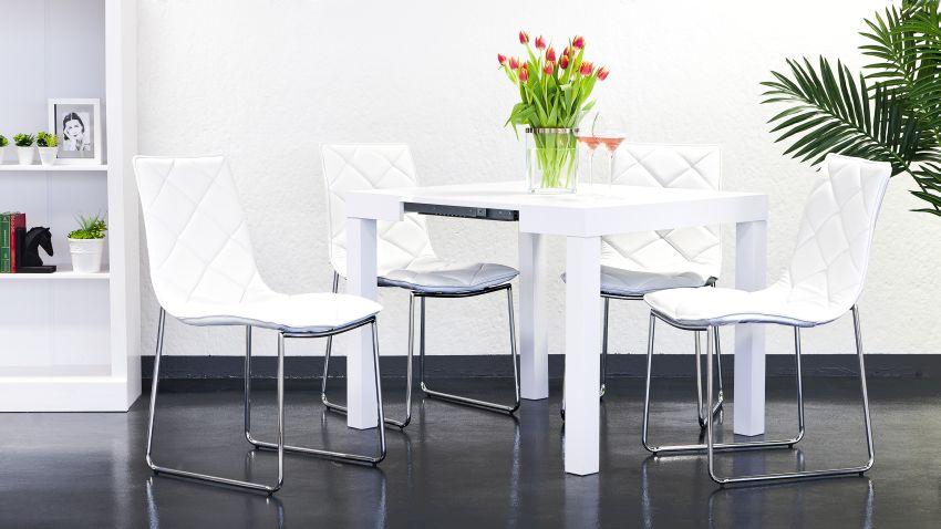 Fauteuil barcelona de couleur blanche dans un salon
