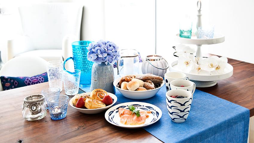 Nappe bleue de cuisine et petit déjeuner