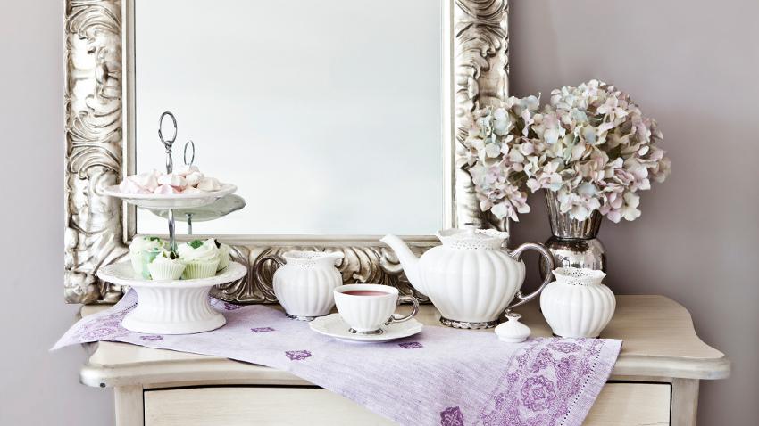 Nappe brodée violette