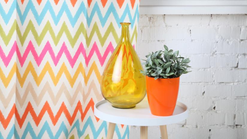 Vase jaune en vere transparent