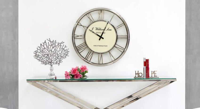 horloge en metal sur un mur