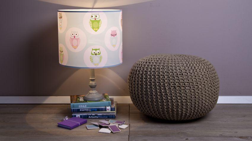 lampe enfant sur des livres au sol