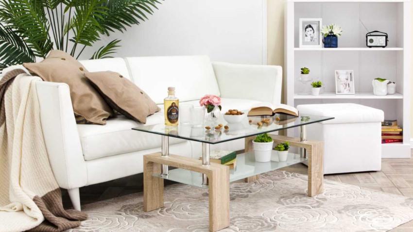 table basse en verre dans un salon avec un canape blanc