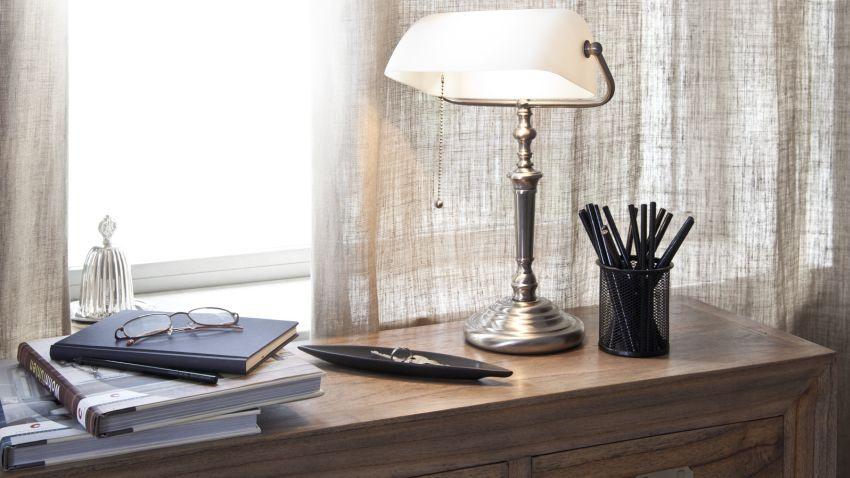Lampe de bureau vintage de couleur blanche