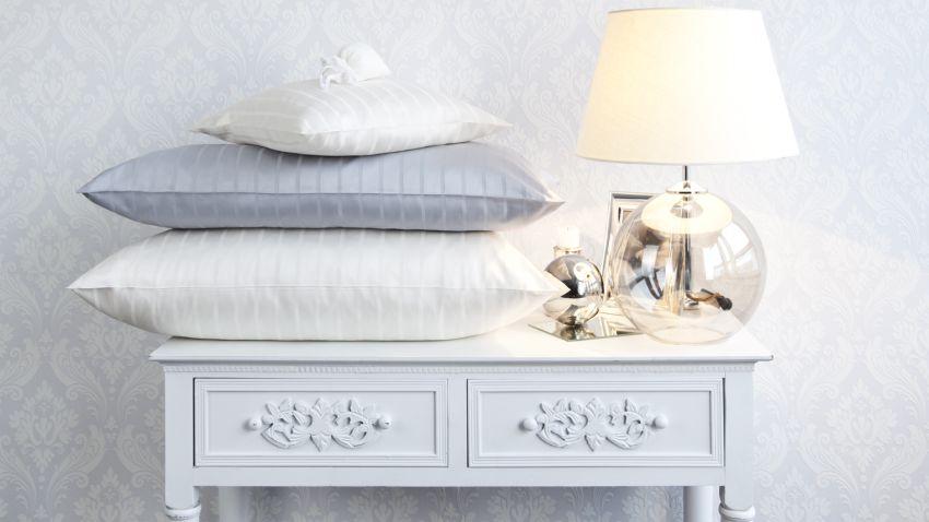 lampe boule pied transparent et abat-jour blanc