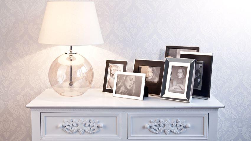 Cadre photo sur pied et lampe blanche