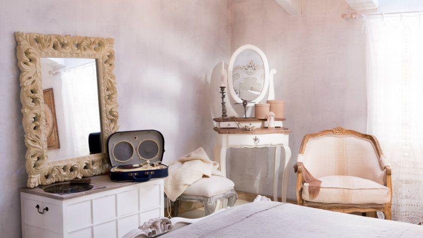 Coiffeuse en bois blanc dans une chambre
