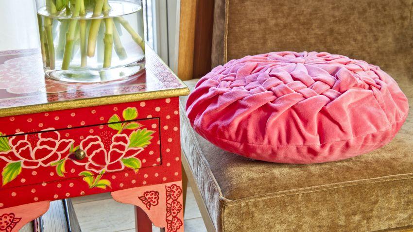Commode rouge en bois peint