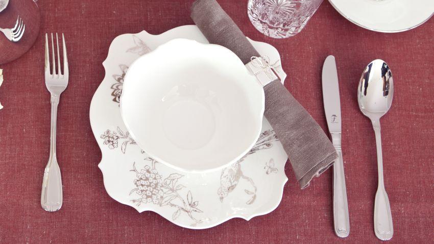Couverts en inox sur une nappe rose framboise
