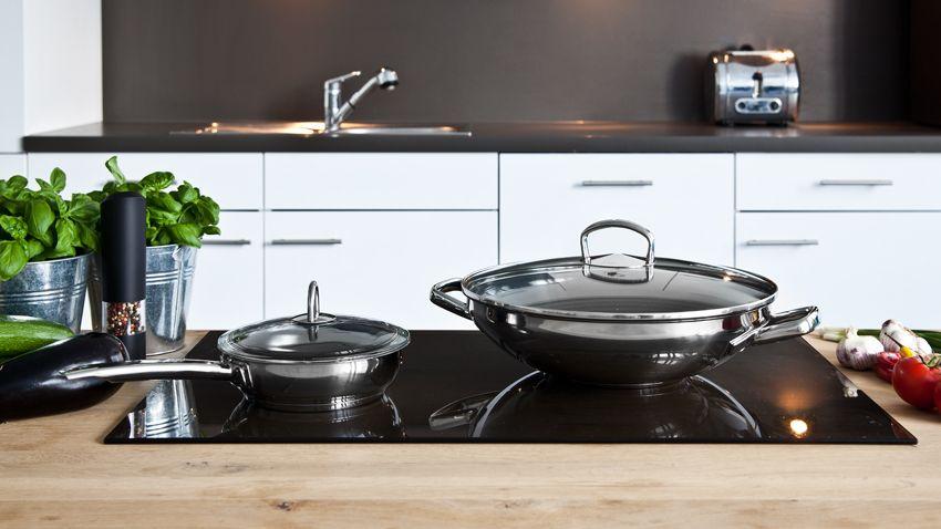Poêle à paella dans cuisine design