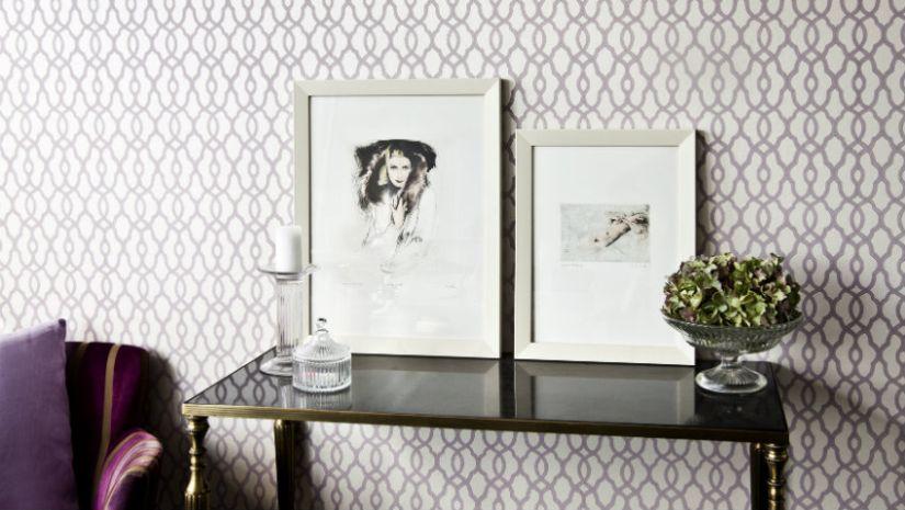 Table rectangulaire noire dans un salon