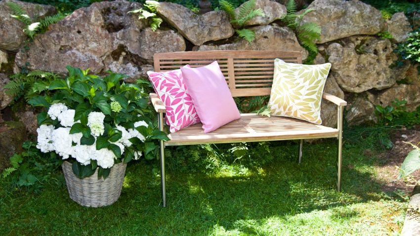 Banc de jardin en bois et coussins design