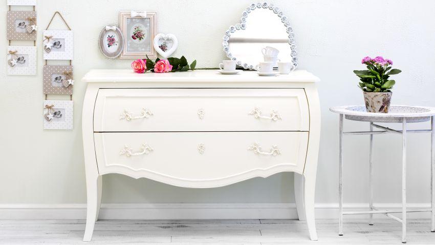 Commode laquée de couleur blanche