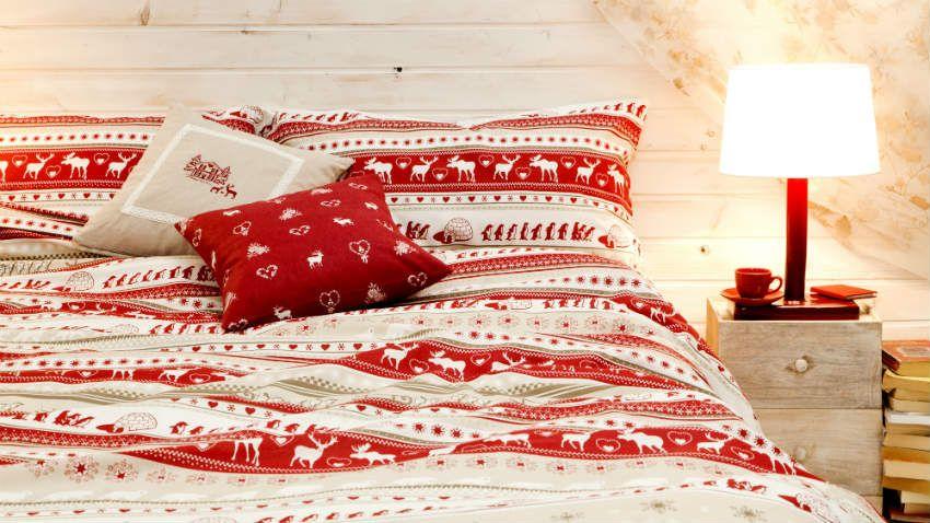Lampe de chevet rouge dans la chambre d'un chalet