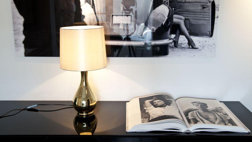 Lampe de table design sur une commode
