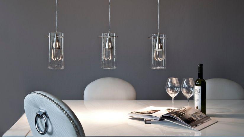 Lampes en verre au-dessus d'une table à manger